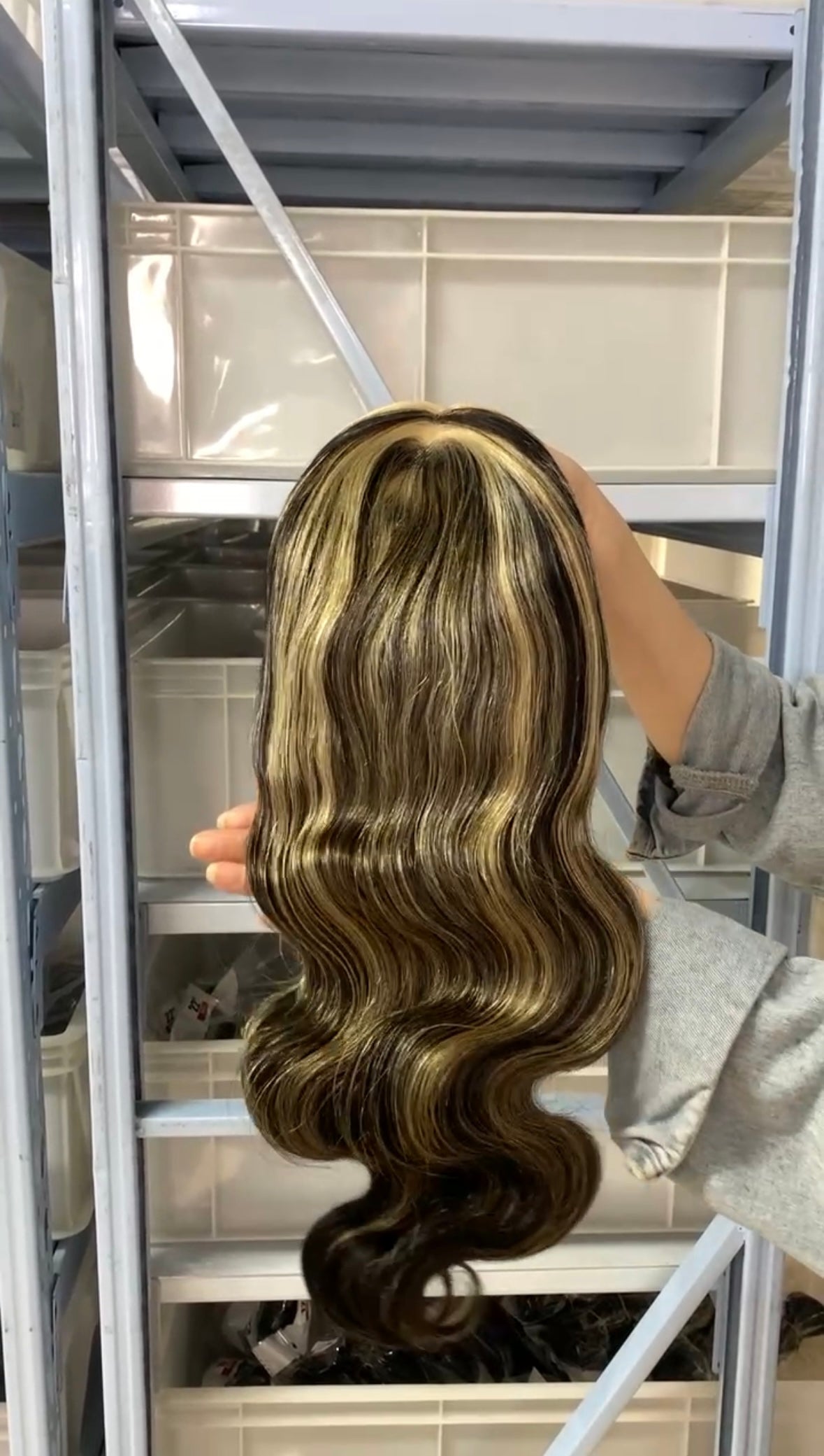 Black blonde color of wig, 100% human hairs , body wave